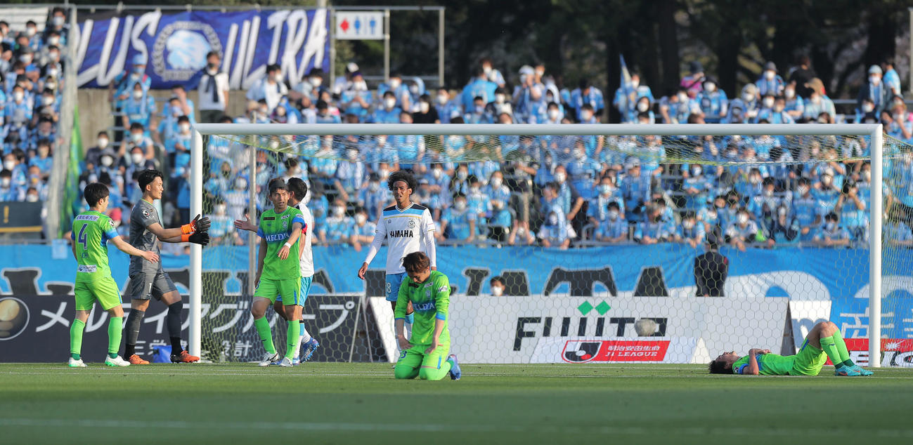引き分けで試合を終える湘南と磐田両イレブン（撮影・河田真司）