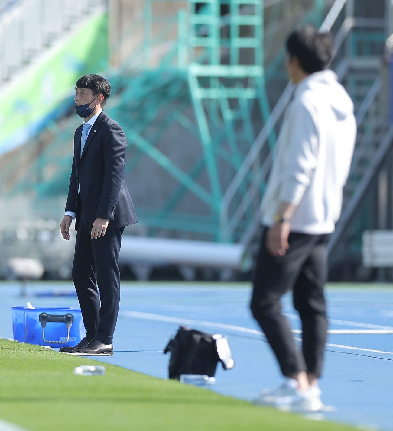 湘南対磐田　湘南対磐田　前半、戦況を見守る磐田伊藤監督（左）と湘南山口監督（撮影・河田真司）