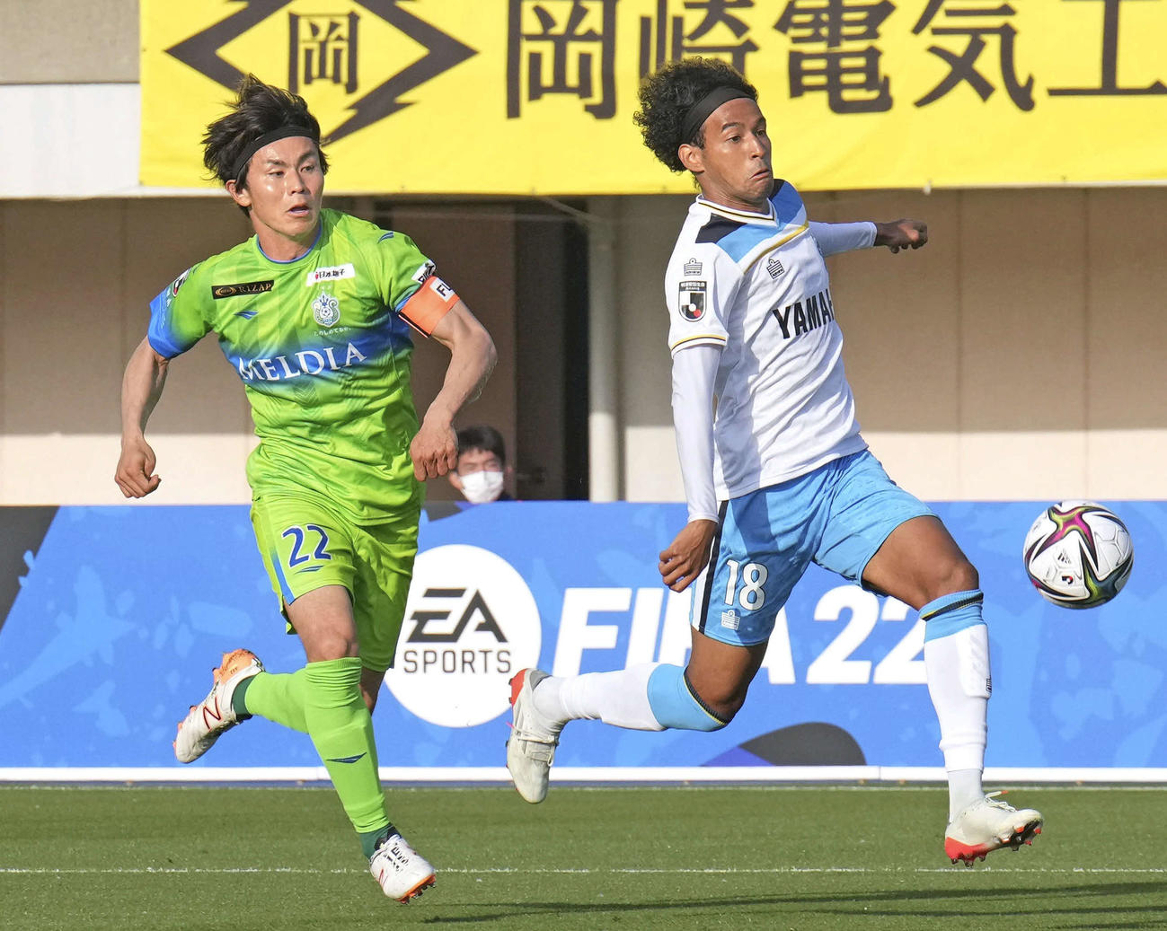 湘南戦の後半、磐田ジャーメイン（右）は相手選手と競り合う（共同）