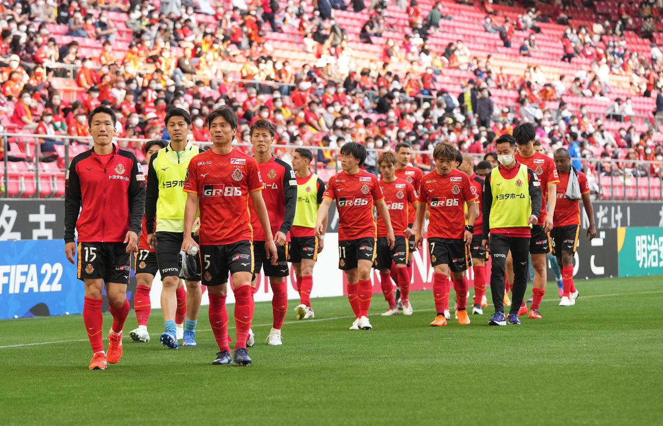 名古屋対札幌　試合終了、札幌に敗れた名古屋イレブン（撮影・森本幸一）