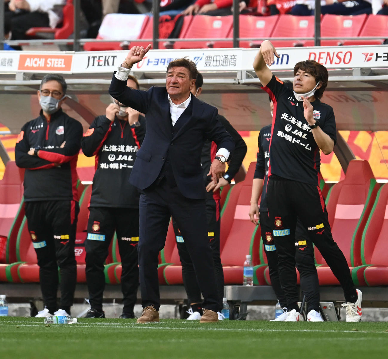 名古屋対札幌　後半、大きなジェスチャーで指示を出す札幌ペドロヴィッチ監督（撮影・森本幸一）