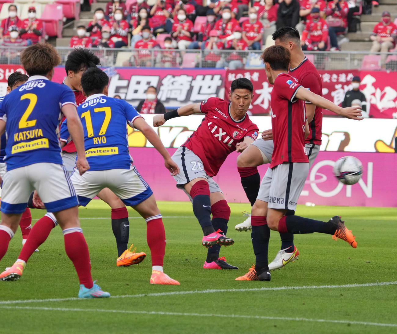 鹿島対横浜　後半、鹿島キム・ミンテ（中央）はシュートを放つもゴールならず（撮影・小沢裕）