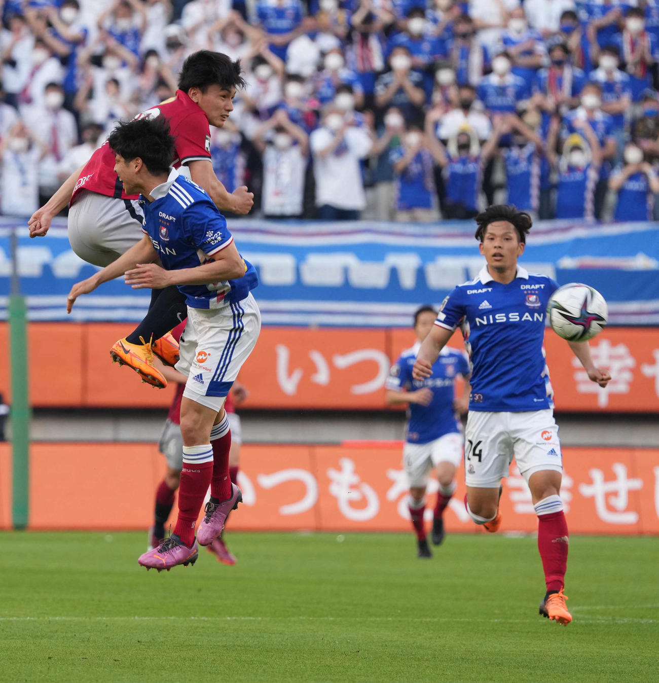 鹿島対横浜　後半、鹿島上田（左）は浮き球を競り合い前線にパスを出す（撮影・小沢裕）