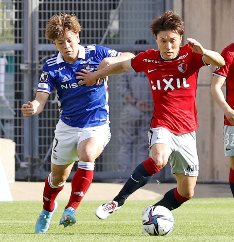 前半、競り合う鹿島樋口（右）と横浜永戸