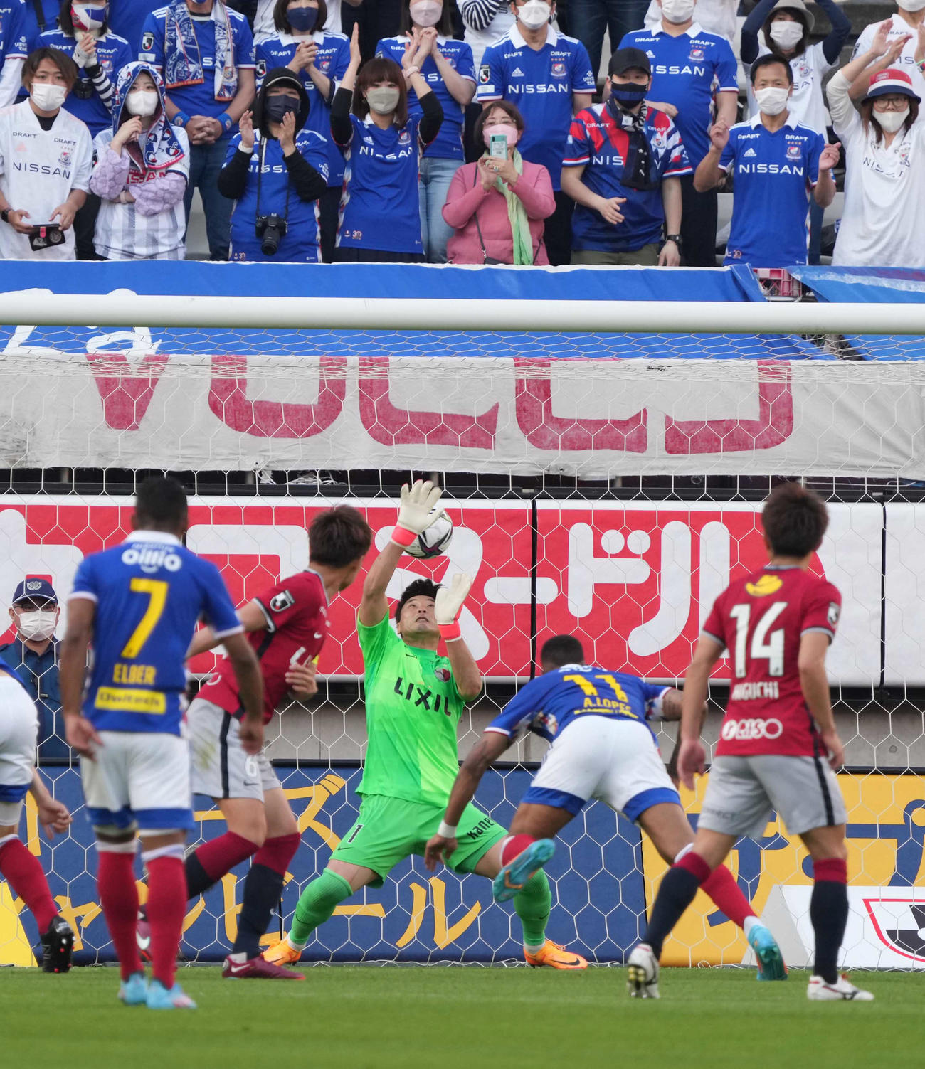 鹿島対横浜　後半、横浜ロペス（中央）はヘディングで先制ゴールを奪う（撮影・小沢裕）