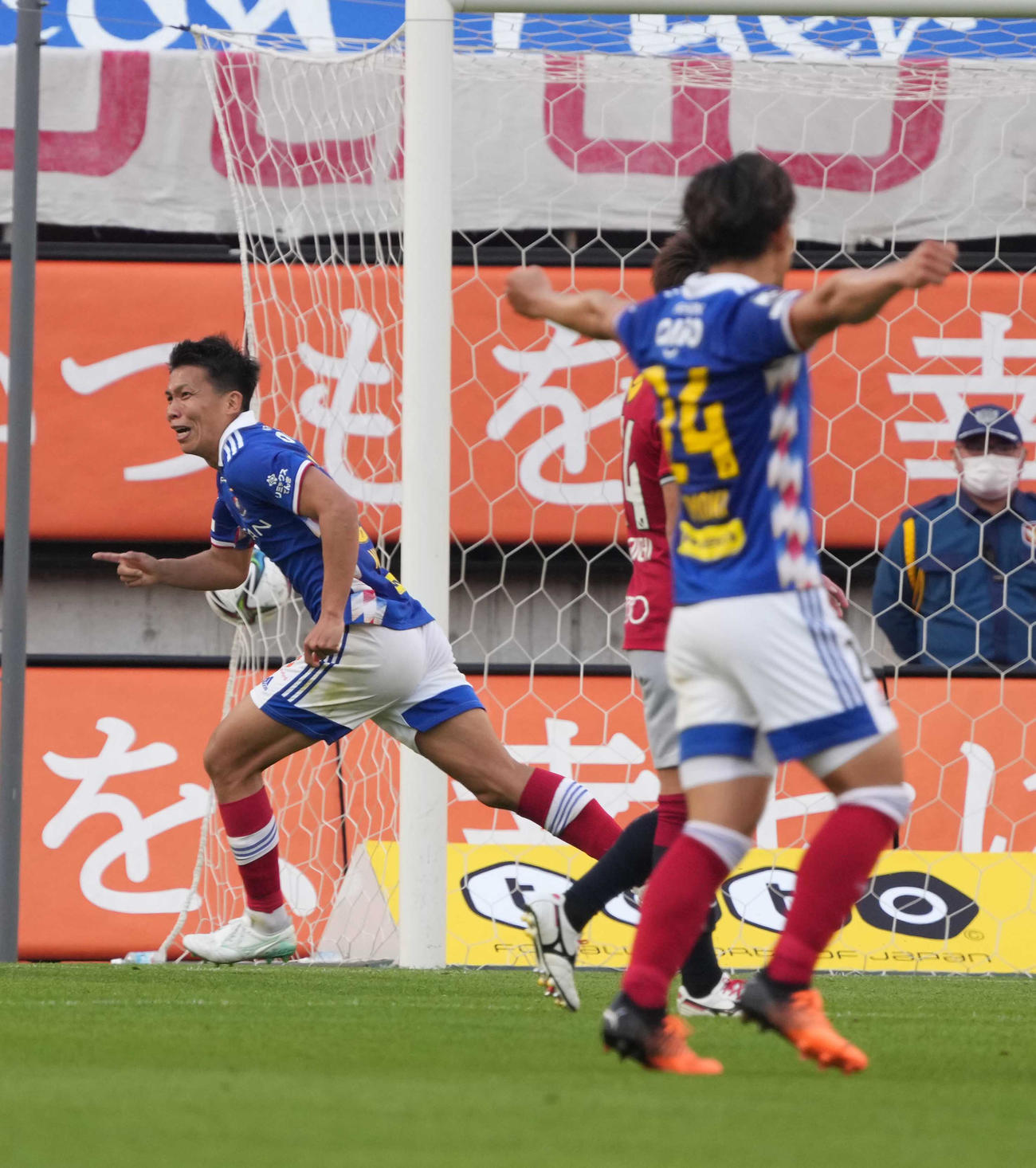 鹿島対横浜　後半、横浜西村（左）はヘディングでチーム2点目のゴールを奪う（撮影・小沢裕）
