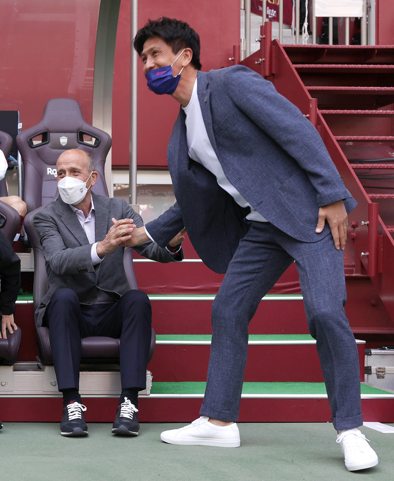 神戸対C大阪　試合前、笑顔で握手を交わす神戸ロティーナ監督（左）とC大阪小菊監督（撮影・上山淳一）