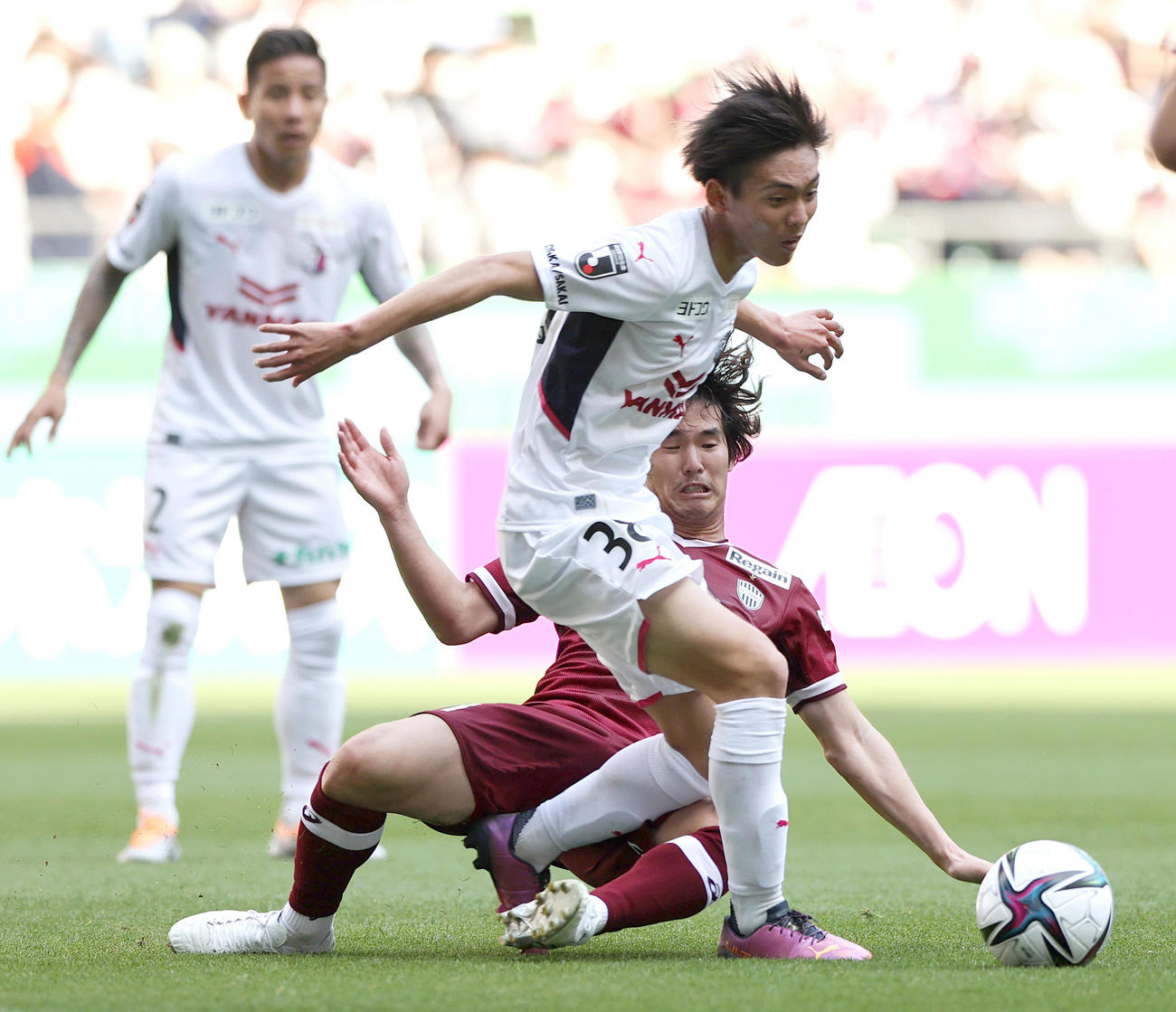 神戸対C大阪　神戸C大阪北野（手前）は神戸中坂からボールを奪う（撮影・上山淳一）
