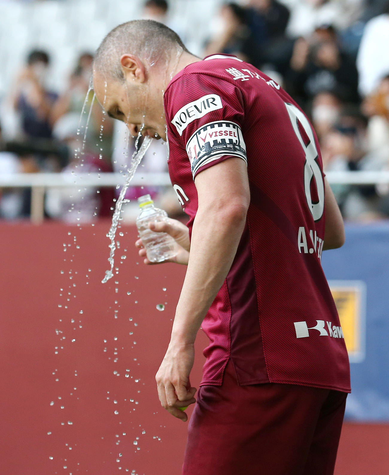 前半、神戸イニエスタはCKを前に水をかぶる（撮影・上山淳一）