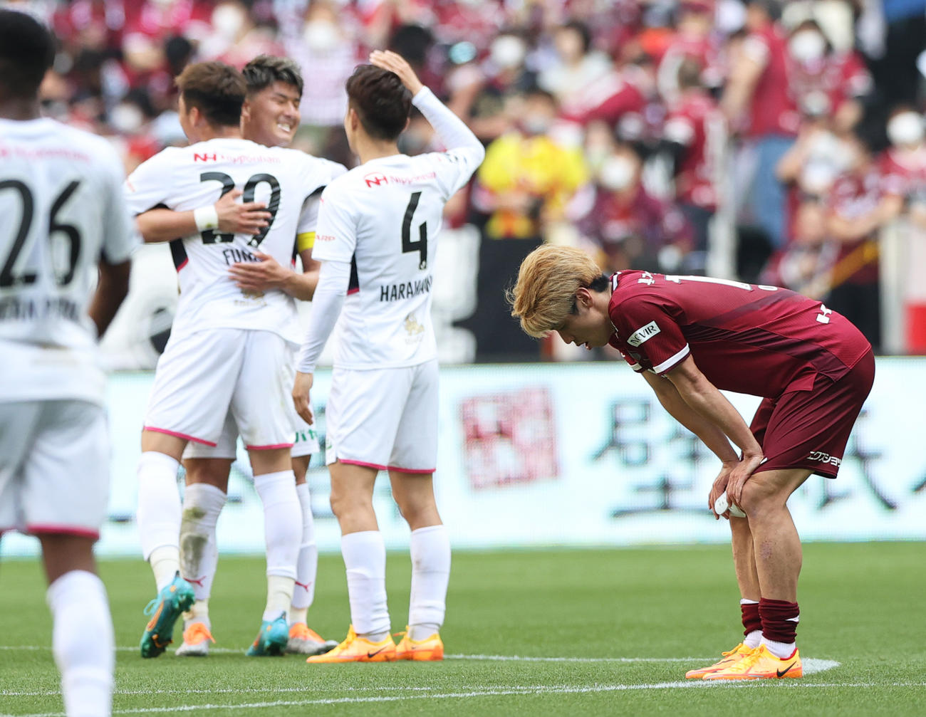 神戸対C大阪　C大阪に敗れ、神戸大迫（右）はガックリ肩を落とす（撮影・上山淳一）