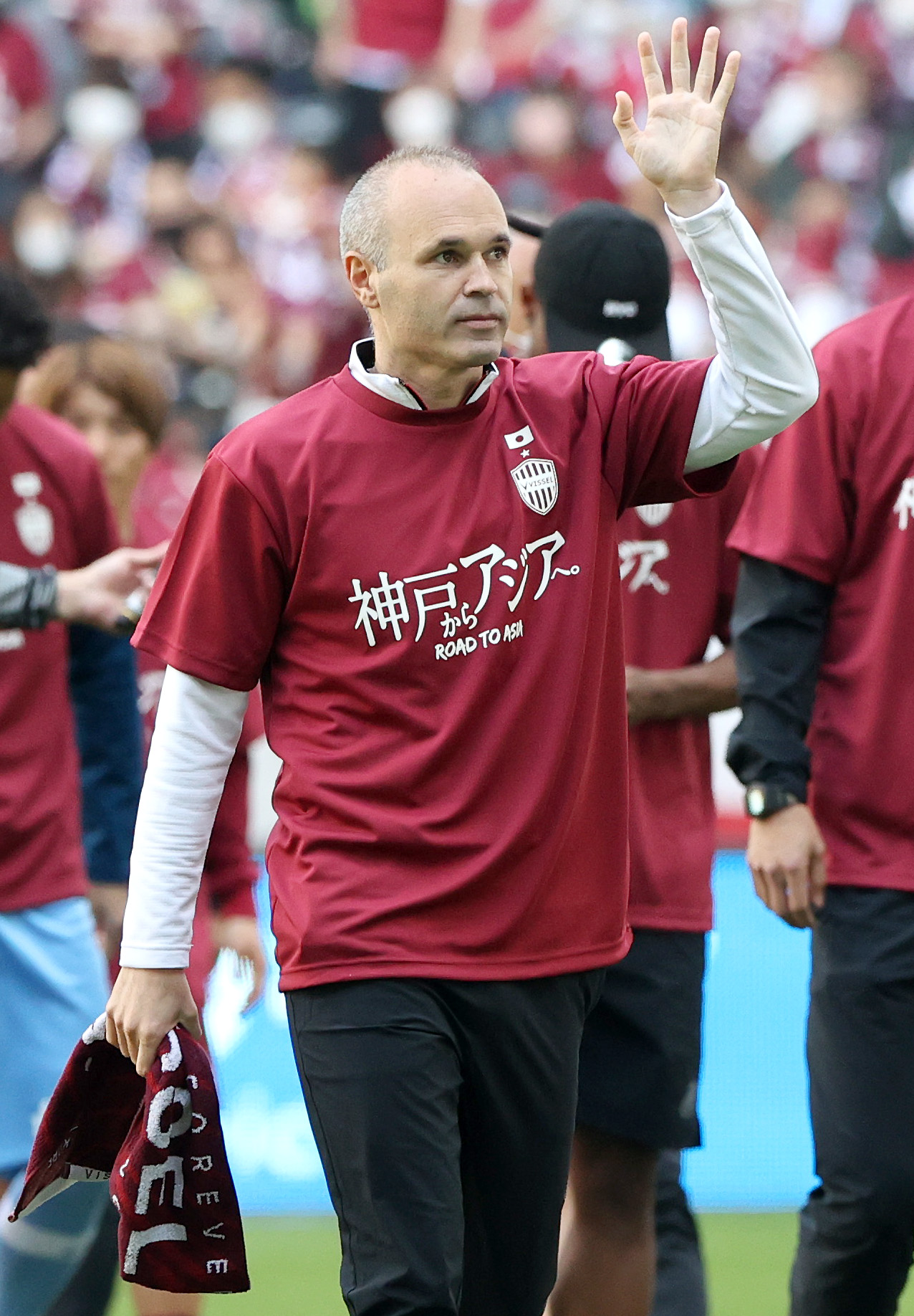 アジア・チャンピオンズリーグ壮行会でスタンドのファンに手を振る神戸イニエスタ（撮影・上山淳一）