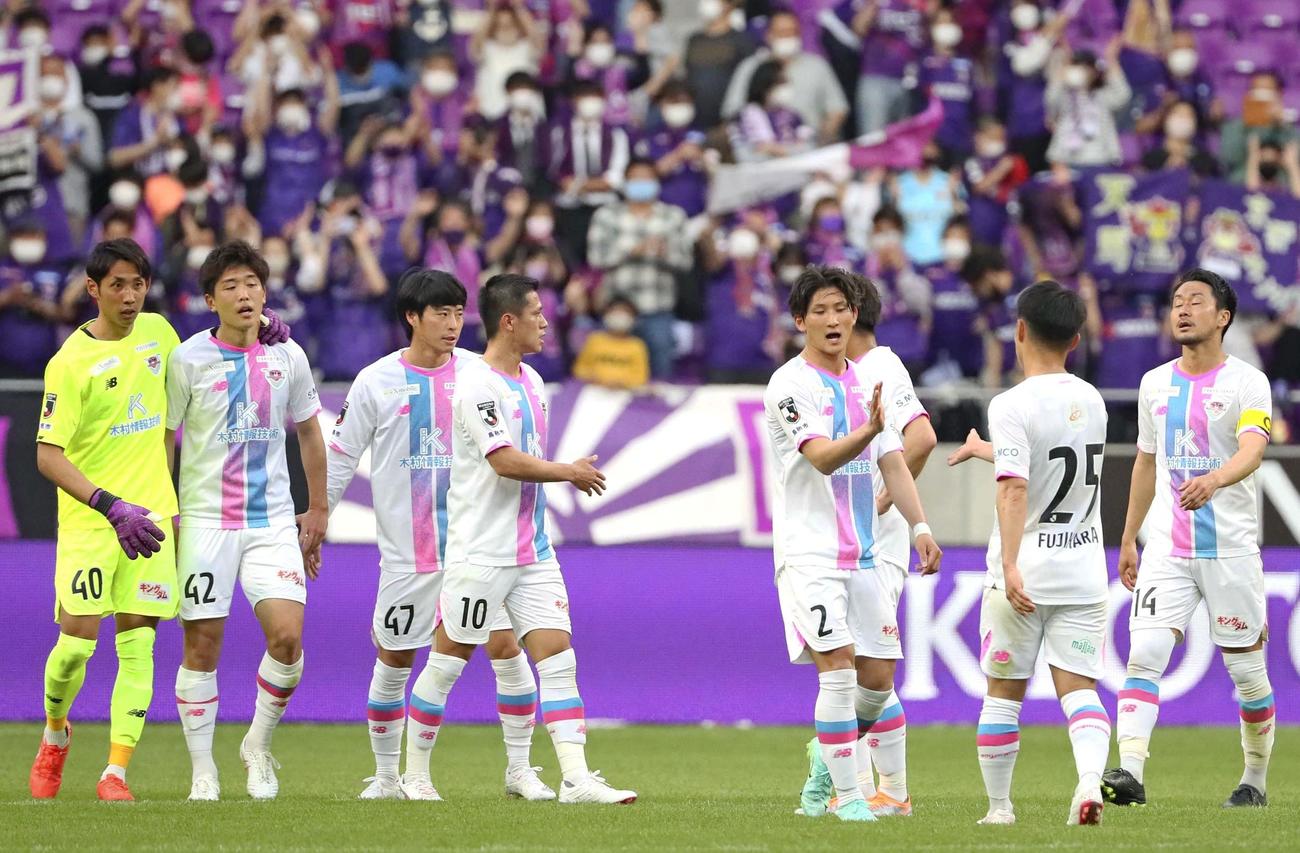 京都に敗れ肩を落とす鳥栖イレブン（共同）