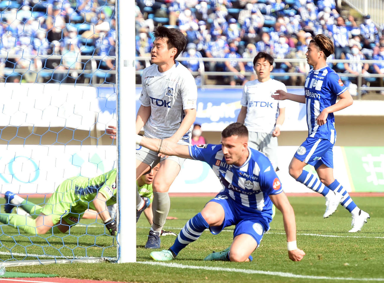 後半、移籍後初ゴールを決めたアウベス（中央）