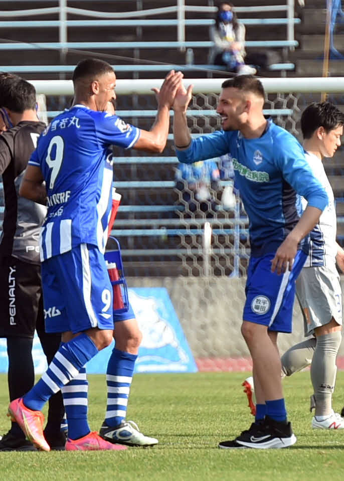 試合後、ハイタッチするデラトーレ（左）とアウベス