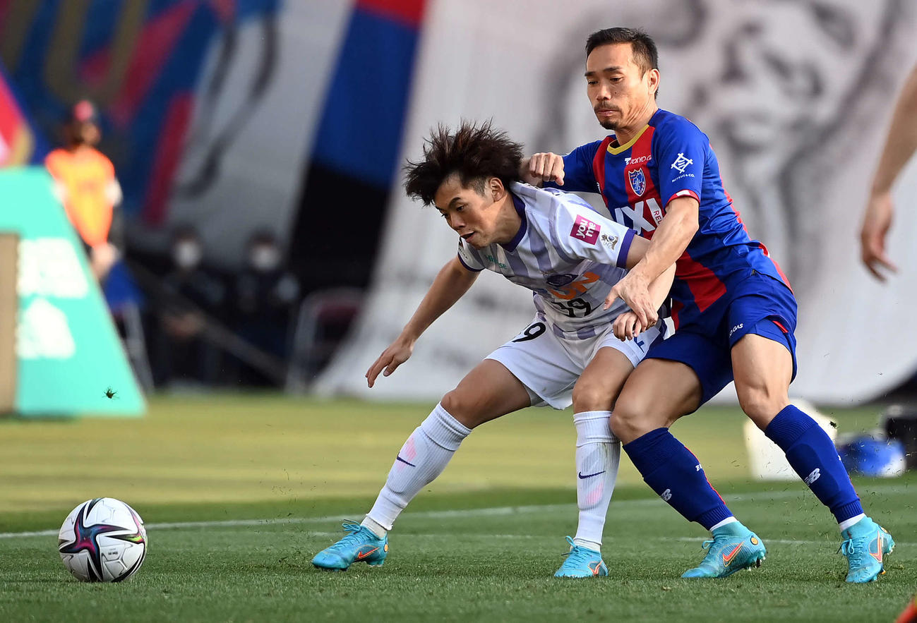 東京長友にマークされる広島満田誠（左）（2022年3月12日撮影）