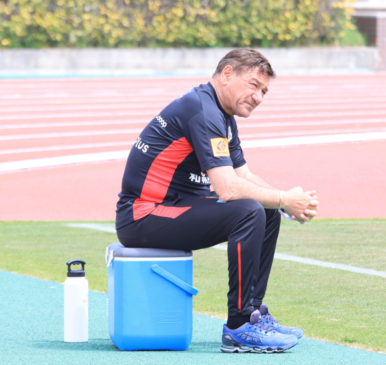 ルヴァン杯京都戦に向けた前日練習を見守る札幌ペトロビッチ監督（撮影・保坂果那）
