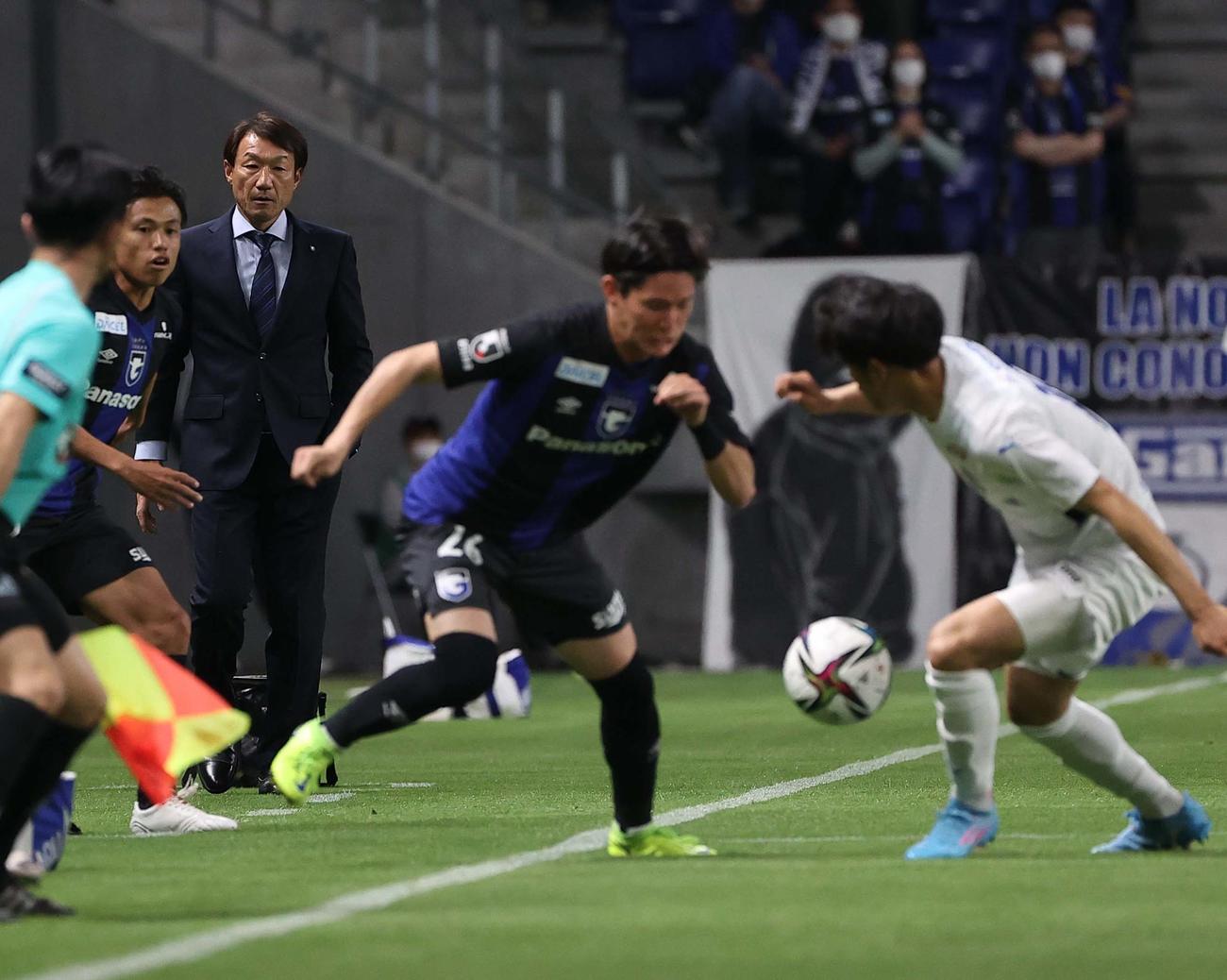 G大阪対大分　前半、試合を見守るG大阪片野坂監督（撮影・上田博志）
