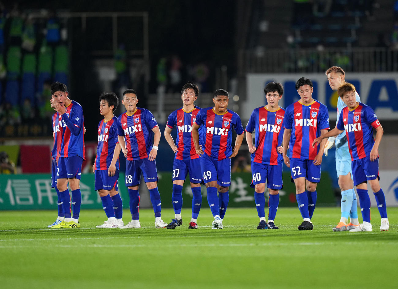 湘南対東京　湘南に敗れ肩を落とす東京イレブン（撮影・横山健太）