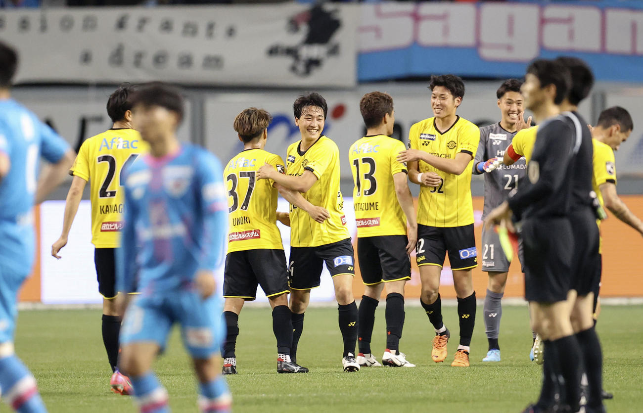 鳥栖に勝利し喜ぶ柏イレブン（共同）