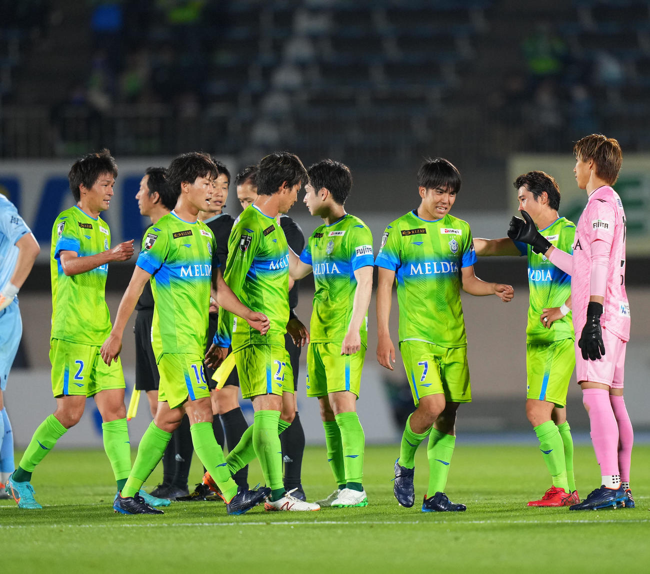 湘南対東京　東京に勝利しタッチを交わす湘南イレブン（撮影・横山健太）