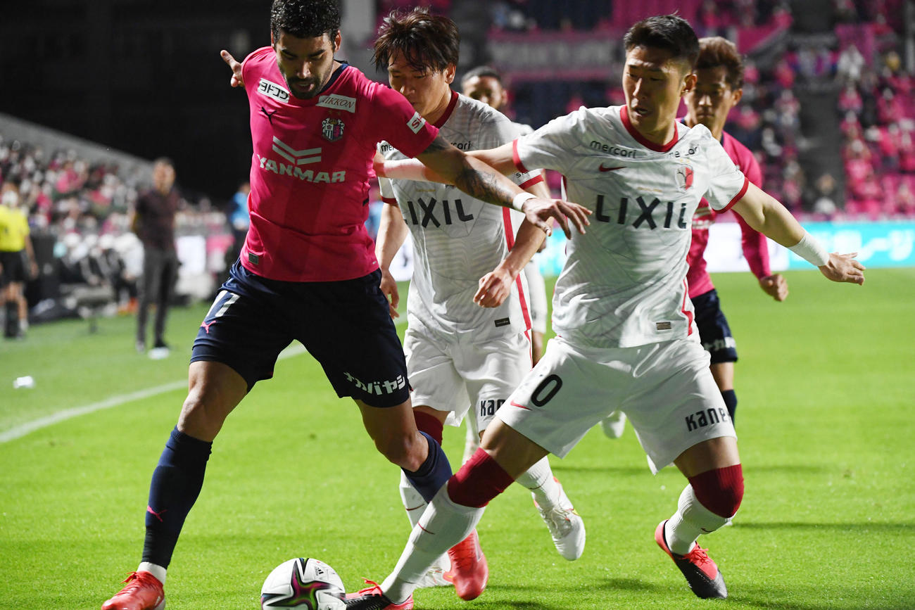 前半、ボールを奪い合うC大阪FWブルーノ（左）（撮影・滝沢美穂子）