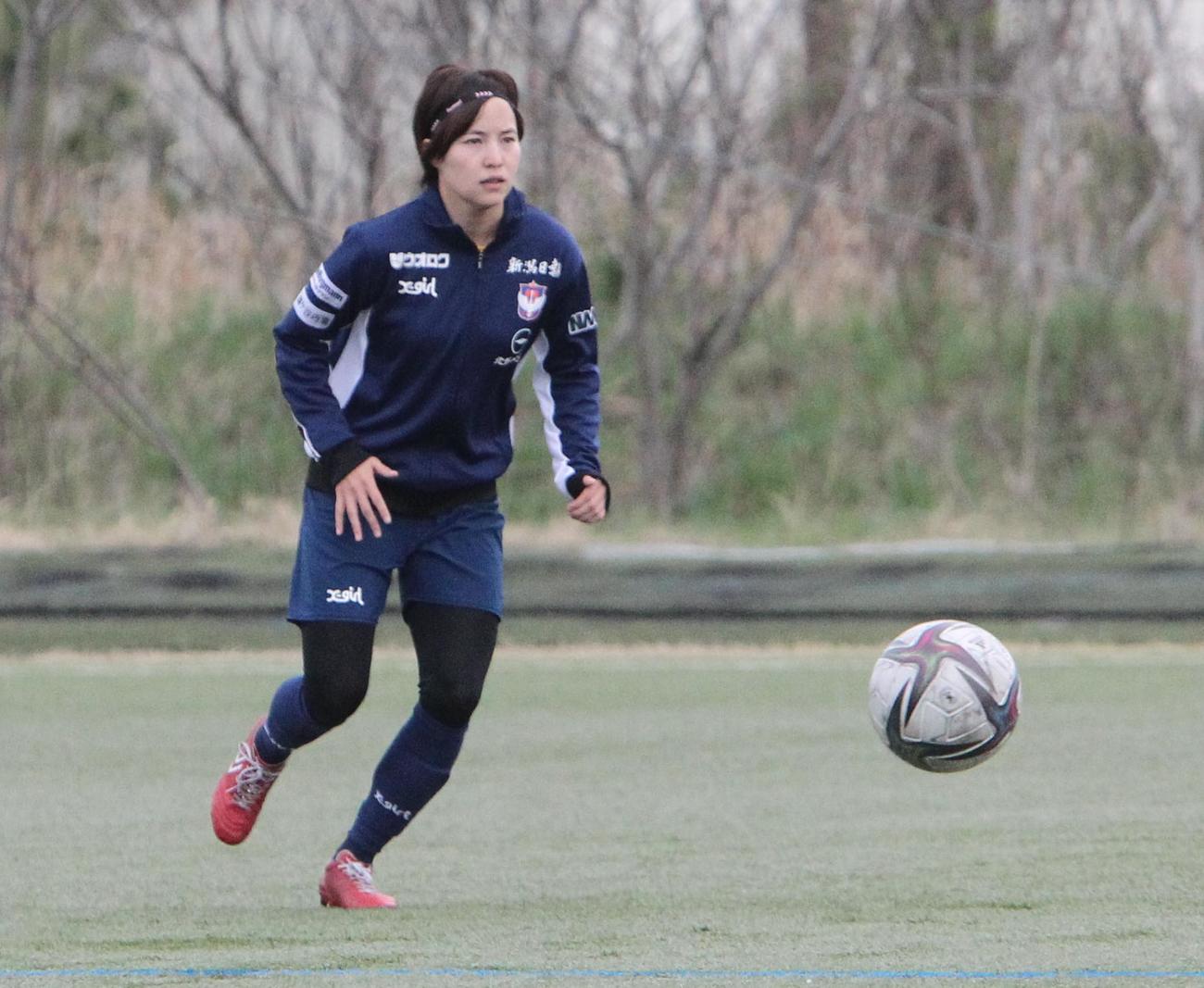 なでしこジャパンのトレーニングキャンプから戻り、新潟Lでの練習を再開した北川（撮影　飯嶋聡美）