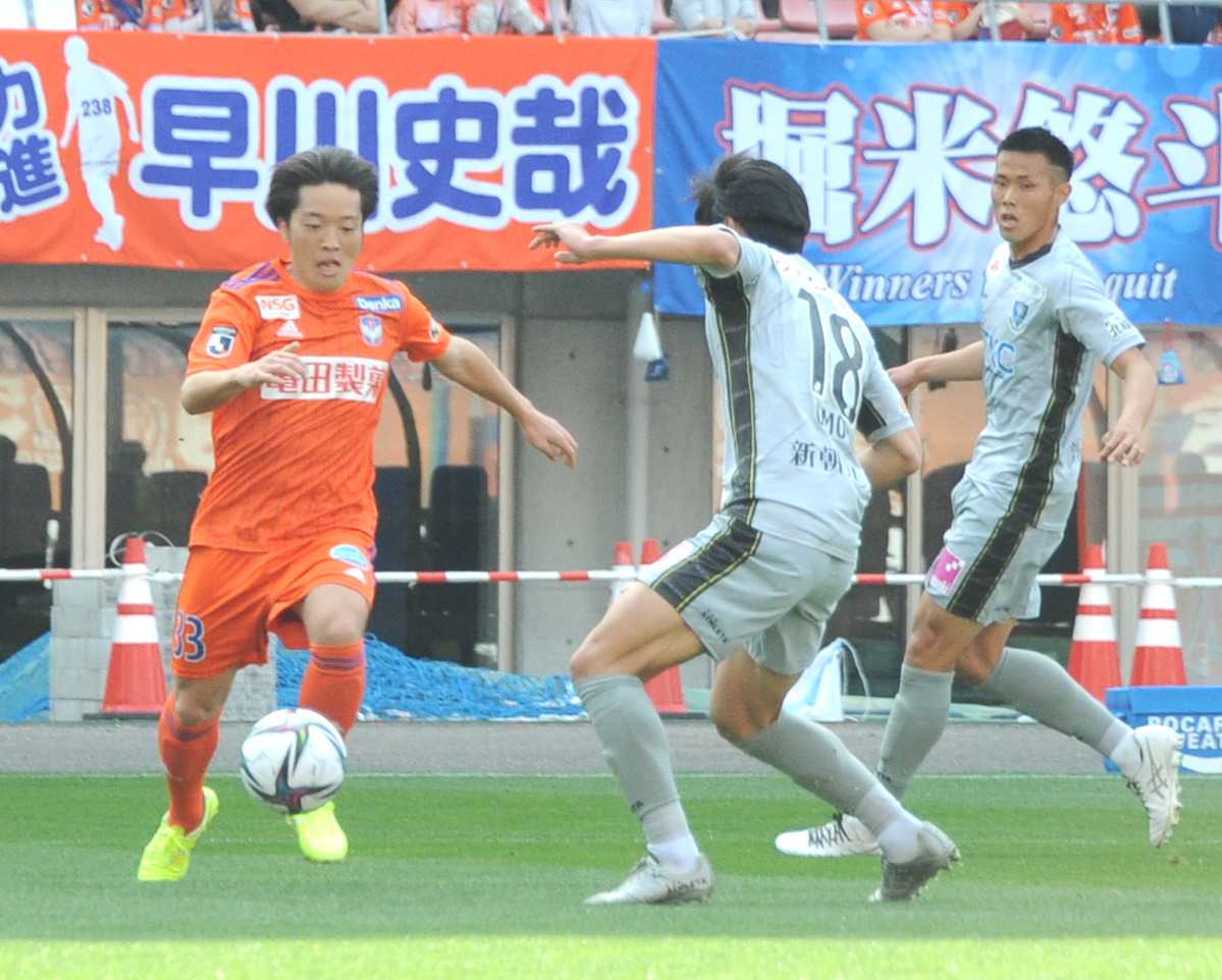 10日のホーム栃木戦、右サイドからゴール前に進入する高木（左）