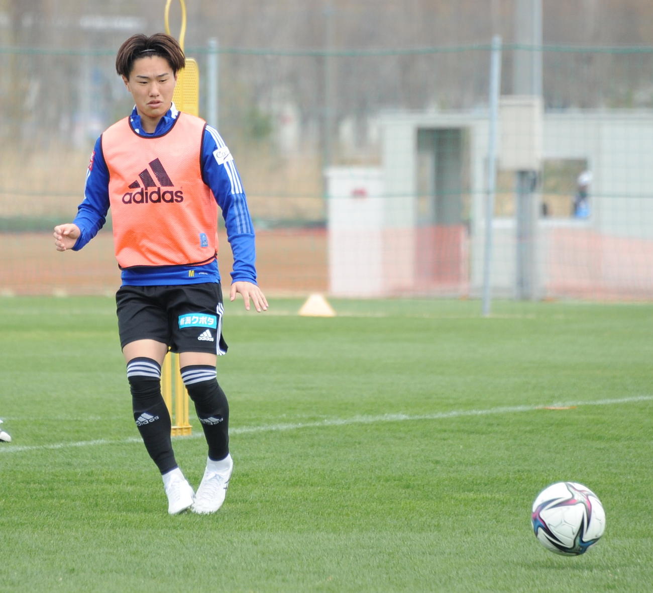 アウェー岡山戦に向けた13日の練習でパスを受ける三戸