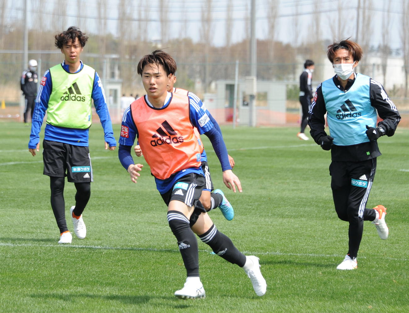 アウェー岡山戦に向けた13日の練習に参加する三戸（中央）