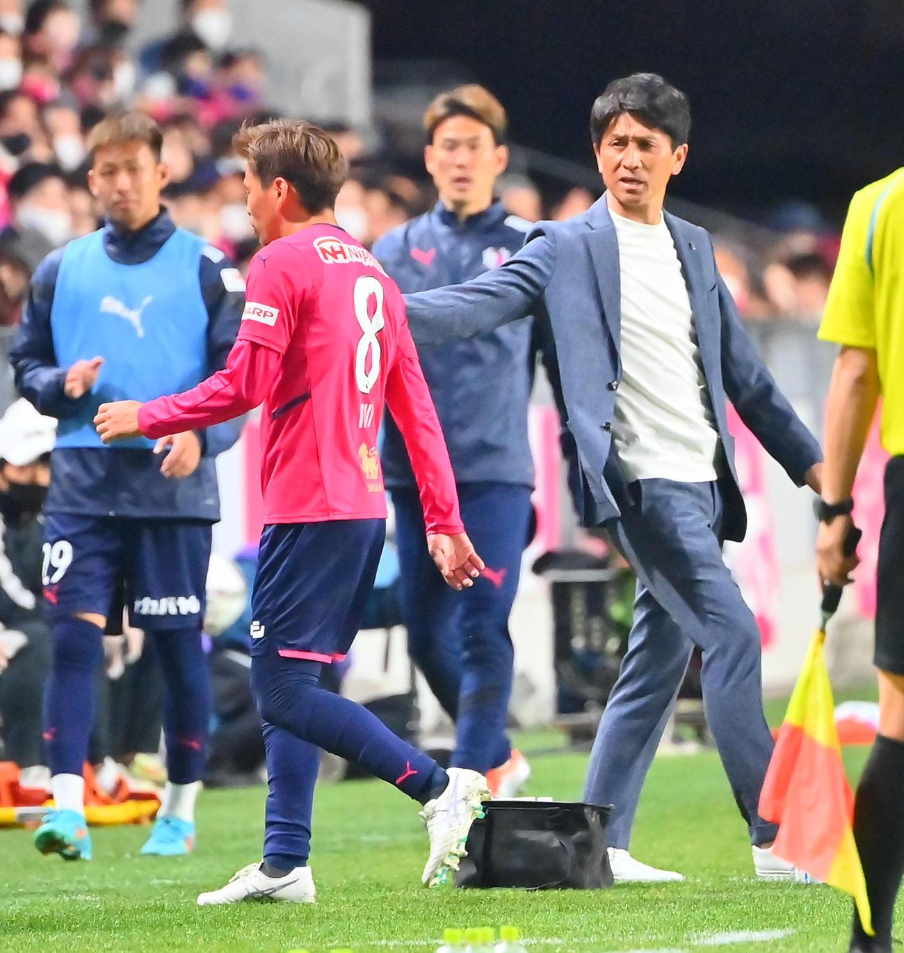 乾（左）に交代を出すC大阪小菊監督（22年4月5日撮影）