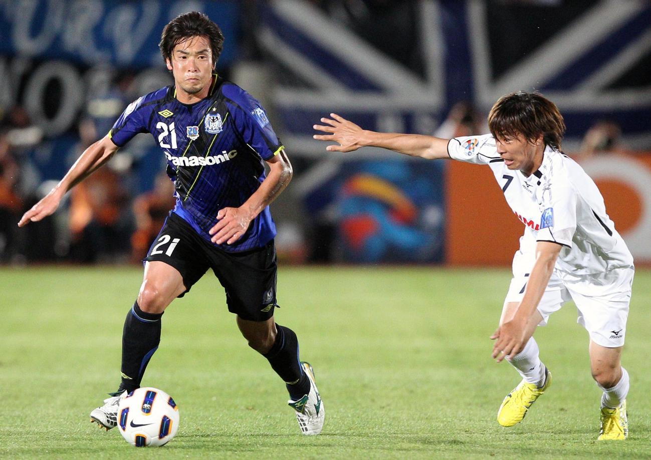 11年5月24日　ACL決勝トーナメント1回戦　G大阪MF加地と競り合うC大阪MF乾