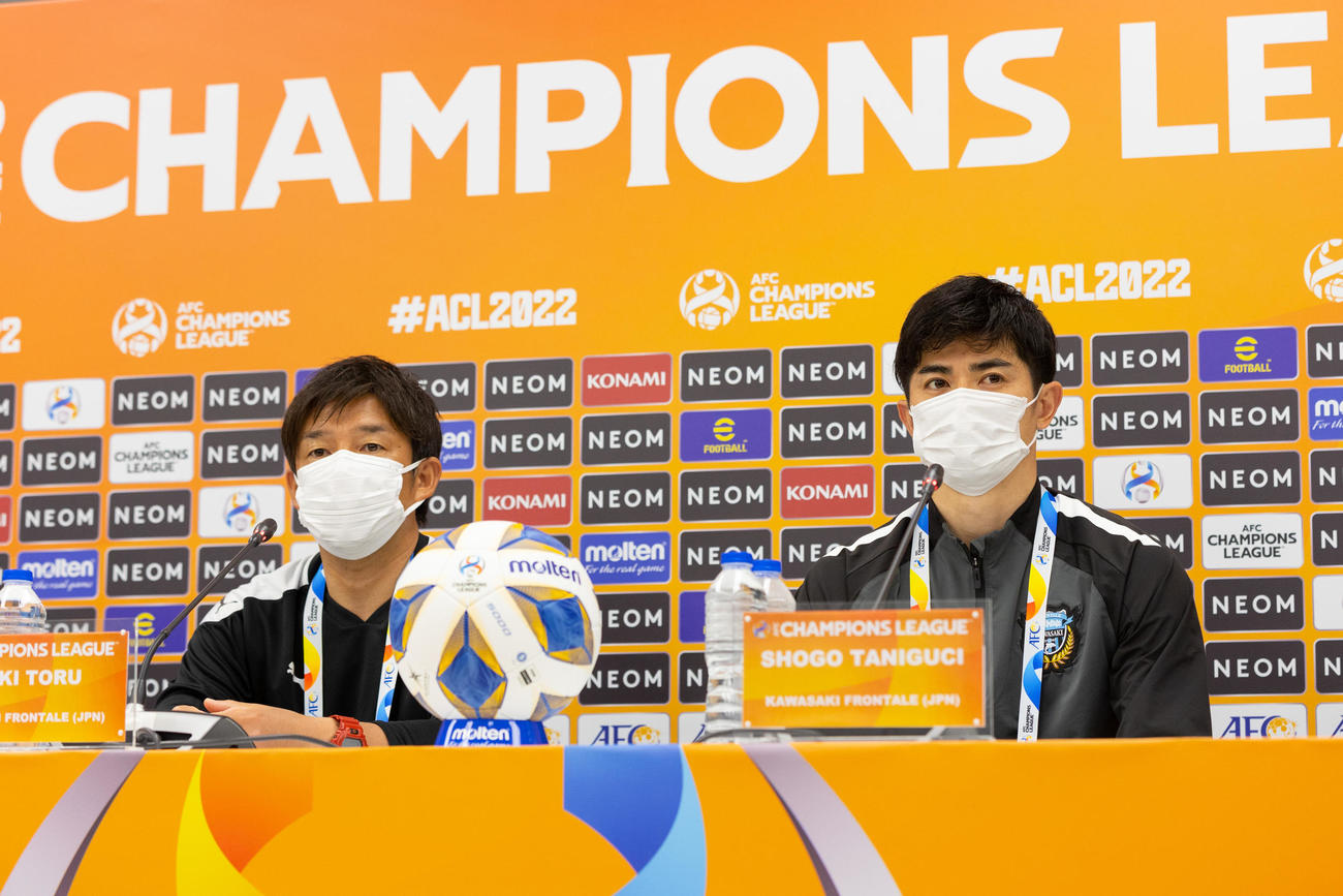 15日に行われるACL1次リーグ初戦・蔚山戦を前に、公式会見に臨む川崎フロンターレ鬼木監督（左）、DF谷口