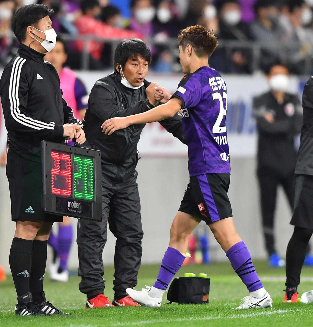 京都対札幌　後半、選手交代となった京都豊川（右）を出迎える杉山コーチ（2022年4月13日撮影）