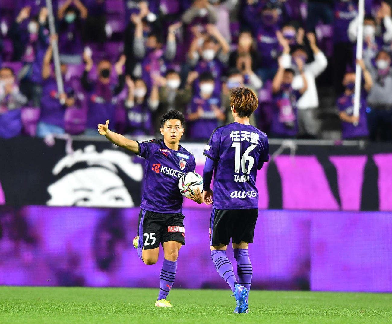 京都対札幌　後半26分、左サイドから同点ゴールを決めた京都中野（左）（2022年4月13日撮影）