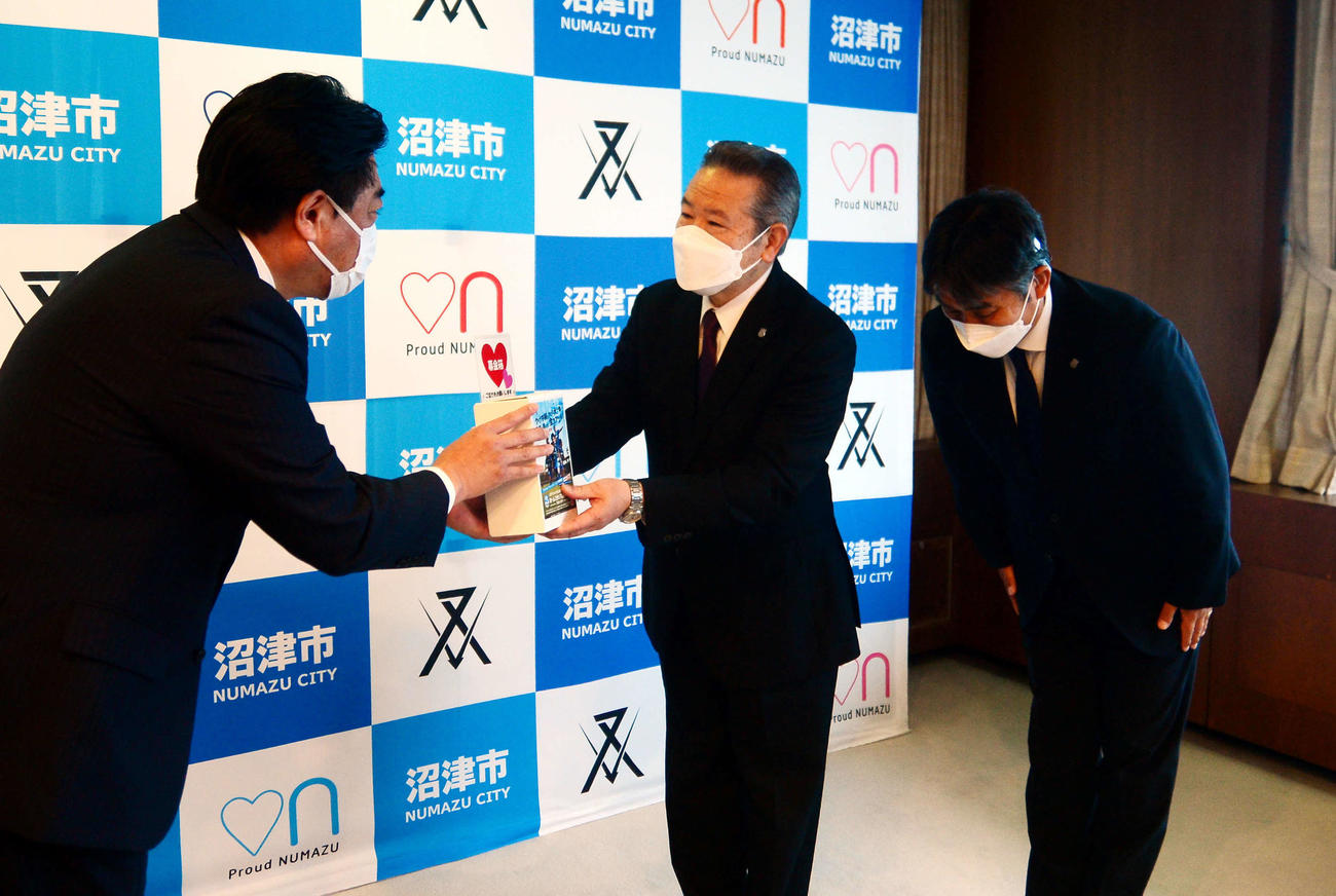 頼重市長（左）から募金箱を受け取る沼津渡辺社長。右は山本副会長