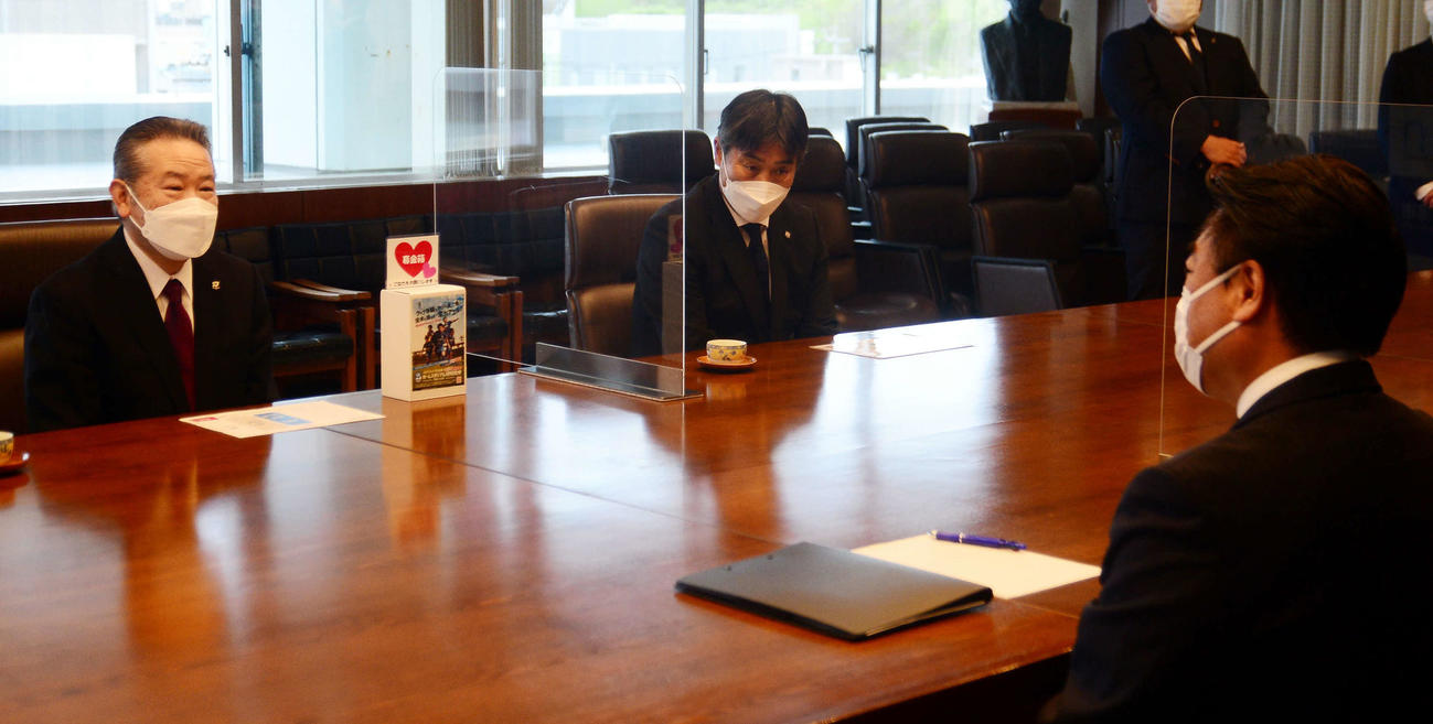 頼重市長（右手前）を表敬訪問した沼津渡辺社長（左奥）と山本副会長