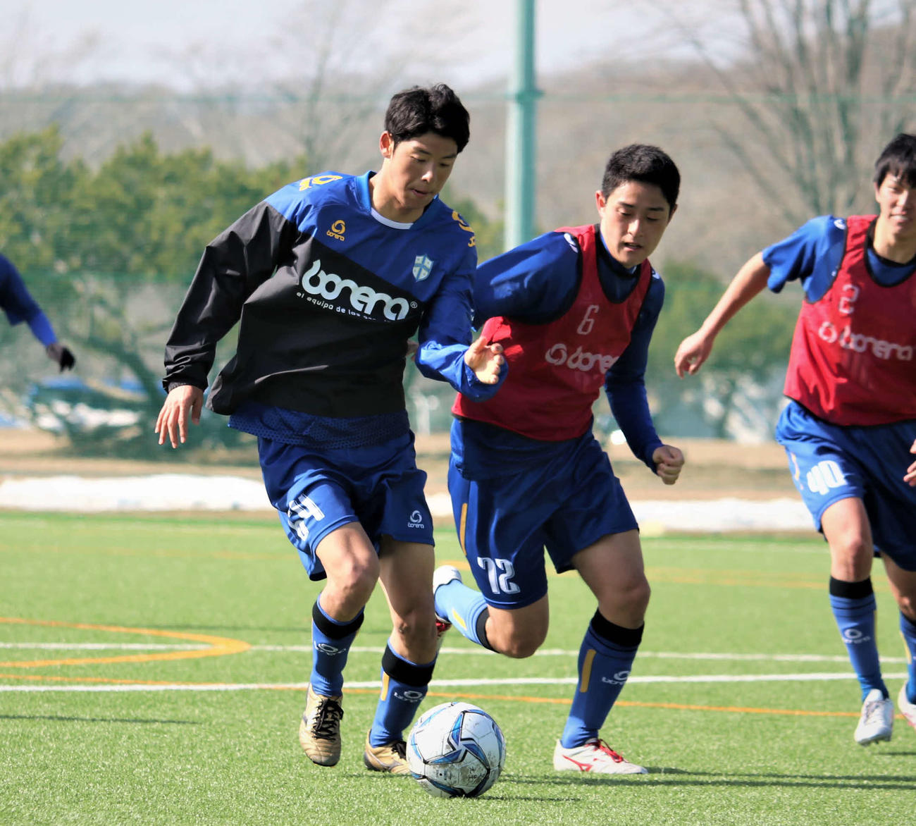 ミニゲームで競り合う札幌光星・川合（左）と土井主将（中央）（撮影・山崎純一）