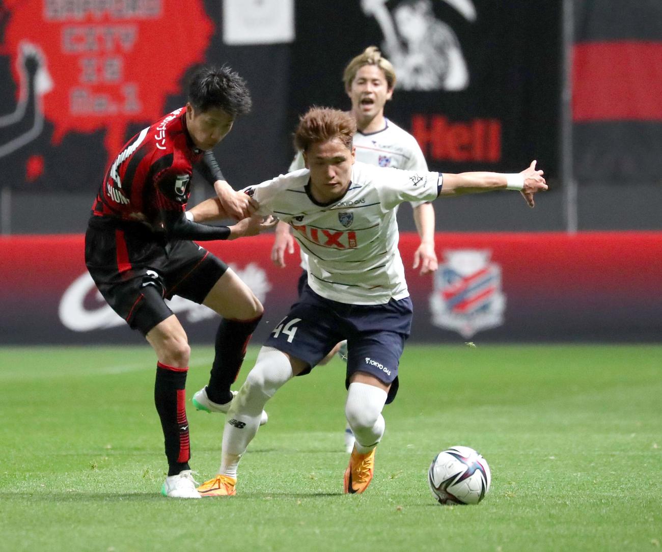 札幌対東京　前半、札幌田中駿（左）と競り合う東京松木（撮影・黒川智章）