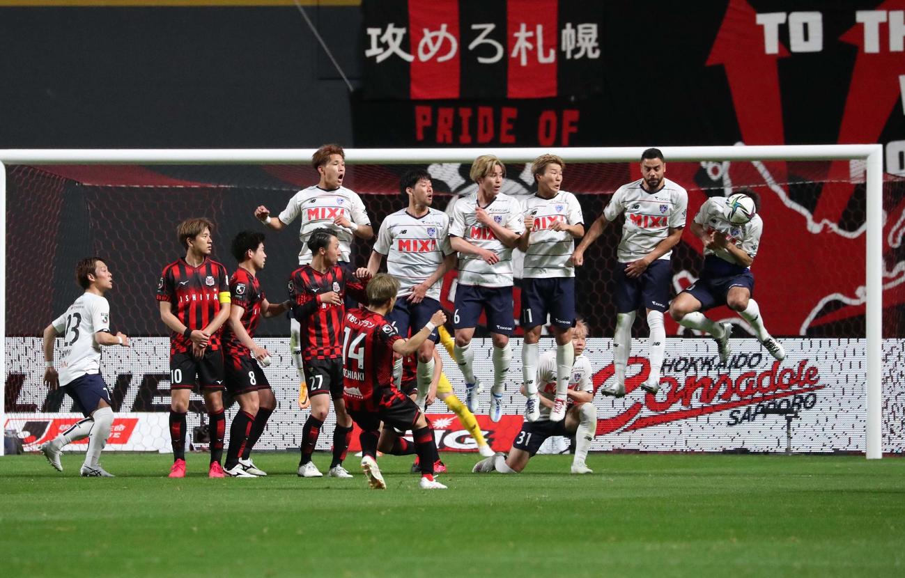 札幌対東京　前半、札幌駒井善成のフリーキックを阻む東京の選手たち（撮影・黒川智章）