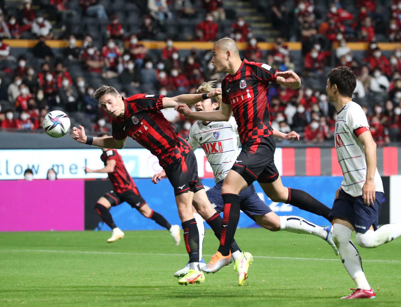 札幌対東京　後半、ゴール前のボールにトゥチッチ（左）と中島が飛び込むも届かず（撮影・黒川智章）