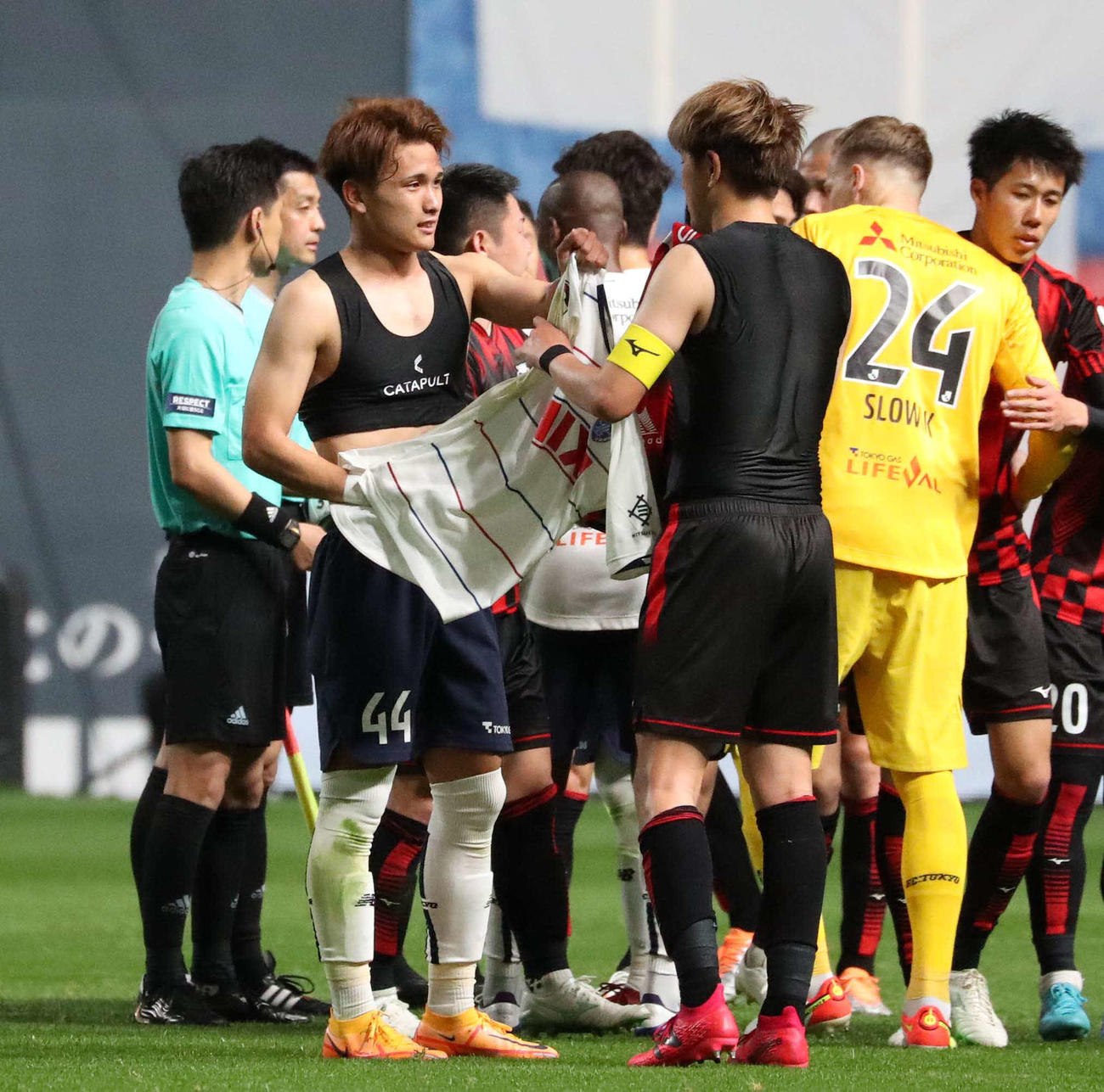 札幌対東京　試合後、ユニホームを交換する東京松木（左）と札幌宮沢（撮影・黒川智章）