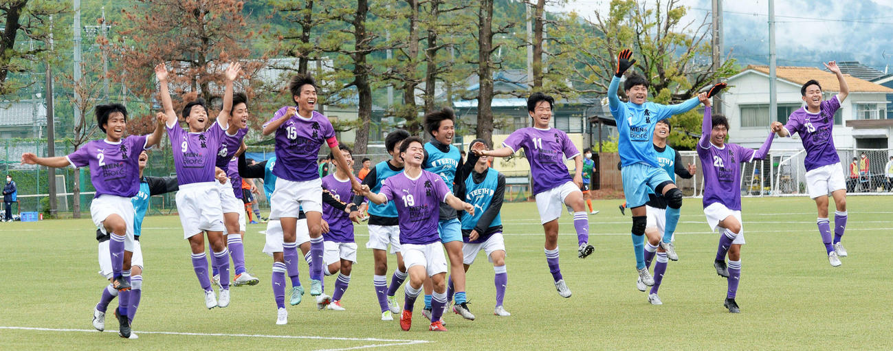 今季リーグ戦初勝利を挙げ、歓喜する藤枝東イレブン