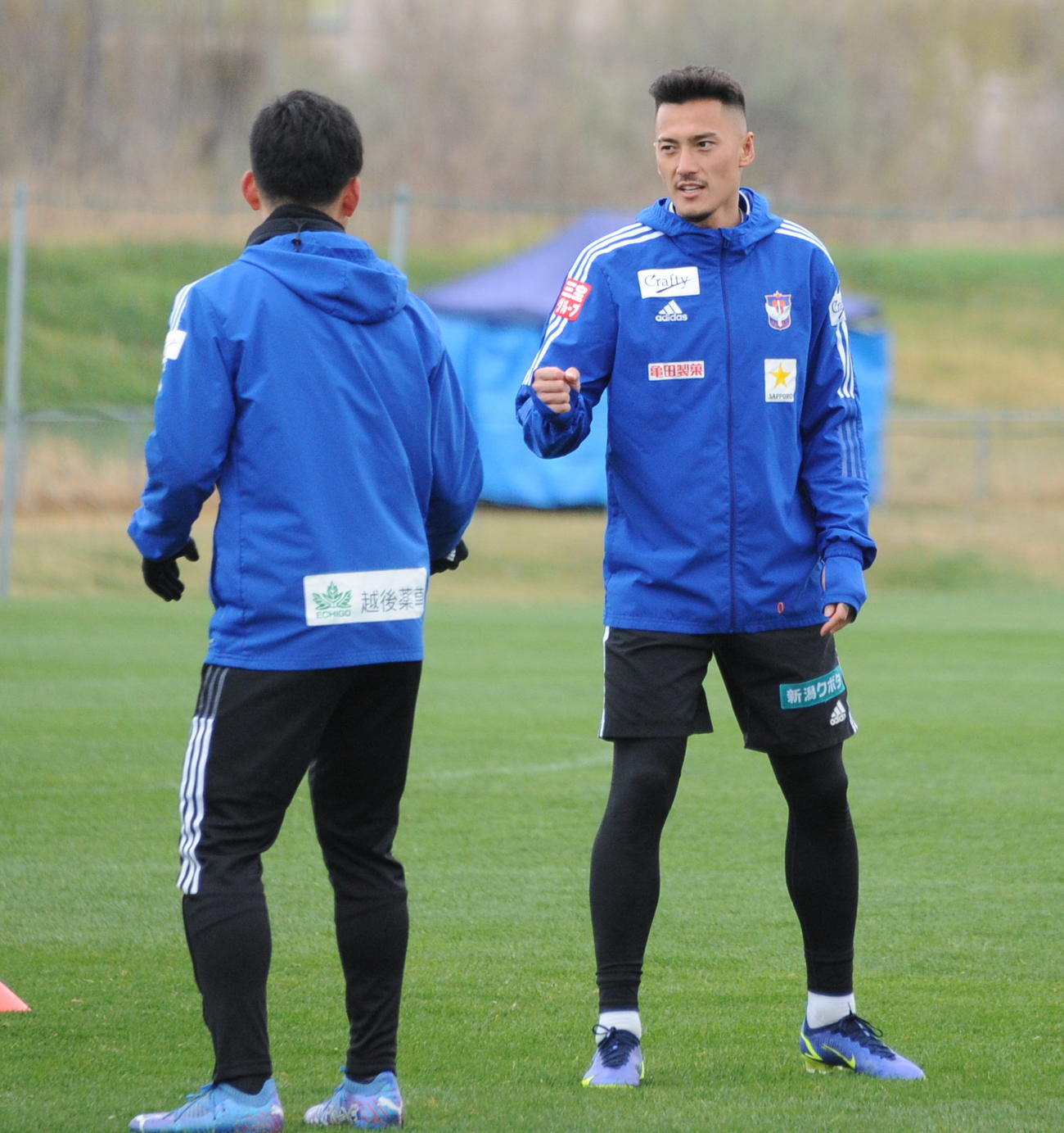 アウェー岡山戦前日練習に参加するイッペイ・シノヅカ（右）