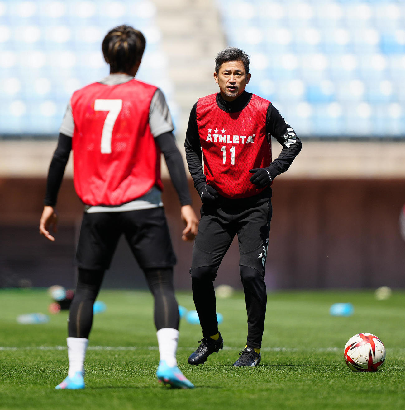 ソニー仙台対鈴鹿　試合前練習に臨む鈴鹿カズ（右）（撮影・江口和貴）