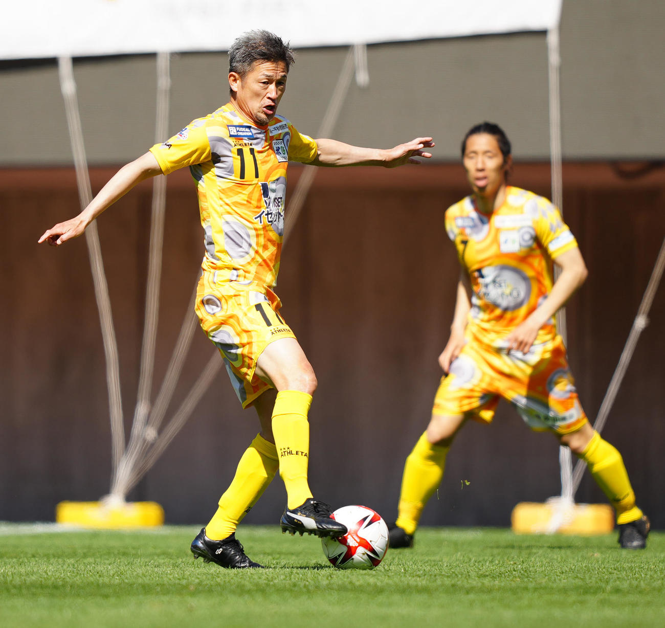 ソニー仙台対鈴鹿　後半、ボールをキープする鈴鹿カズ（撮影・江口和貴）