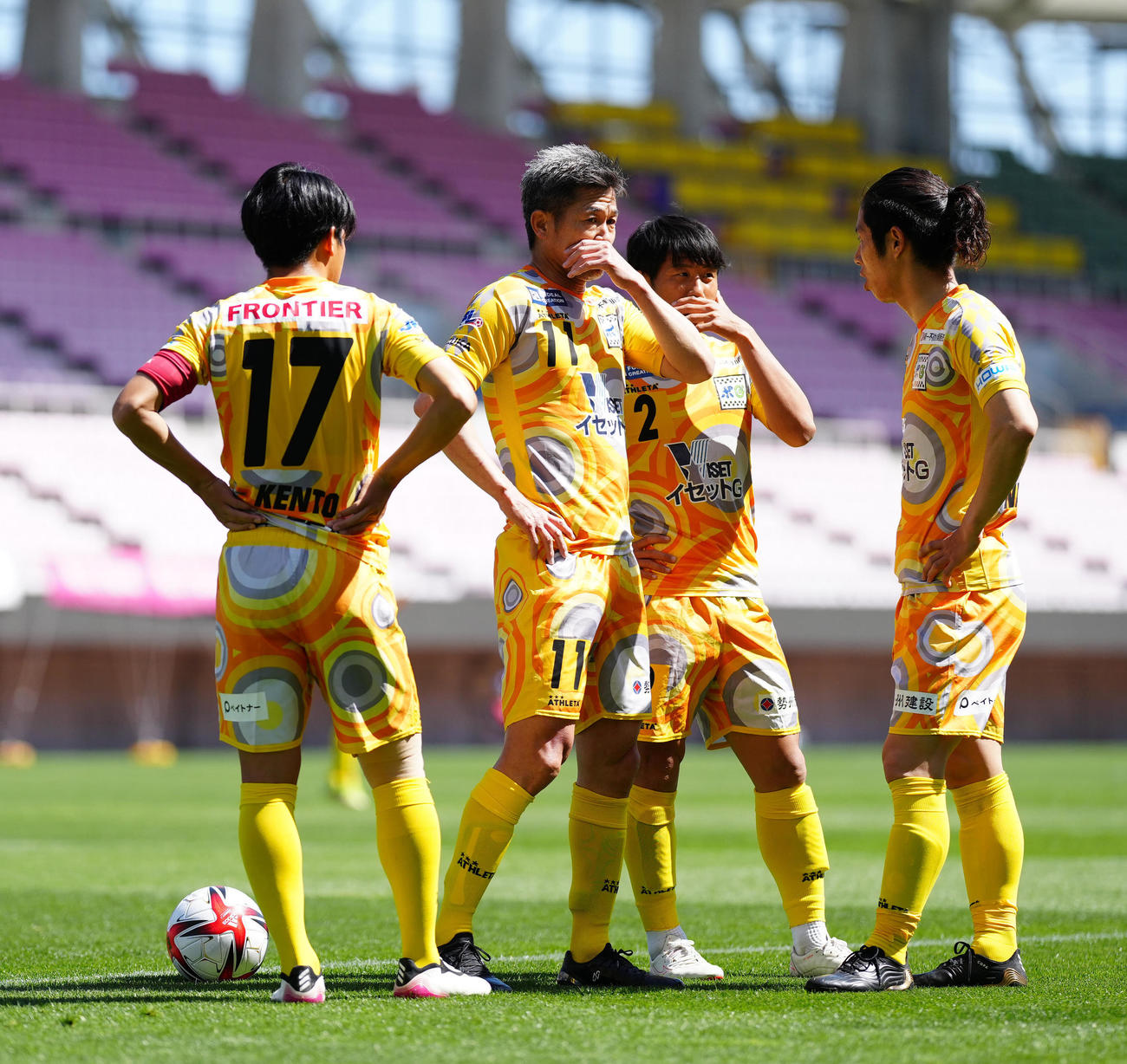 ソニー仙台対鈴鹿　前半、FKで鈴鹿中里（右）と話すカズ（中央左）（撮影・江口和貴）