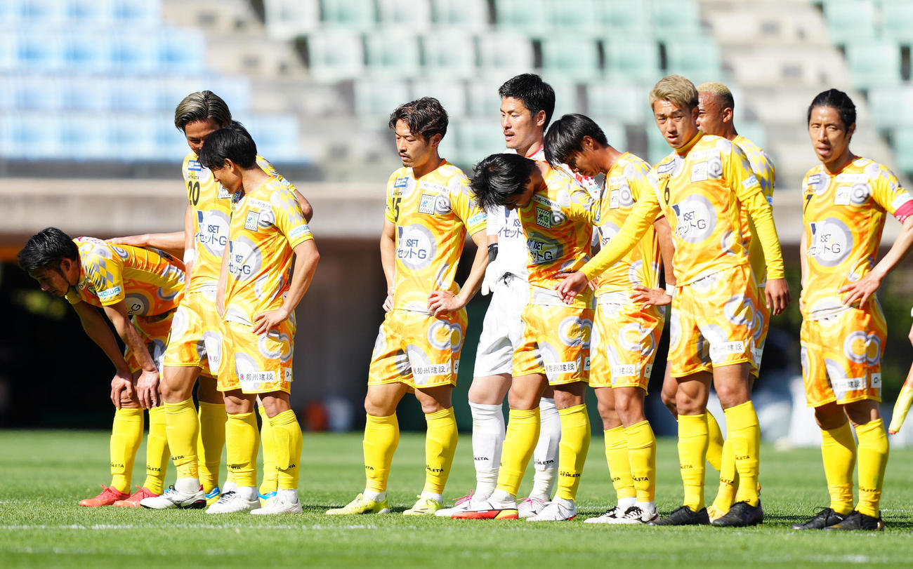 ソニー仙台対鈴鹿　試合後、厳しい表情で整列する鈴鹿の選手たち（撮影・江口和貴）