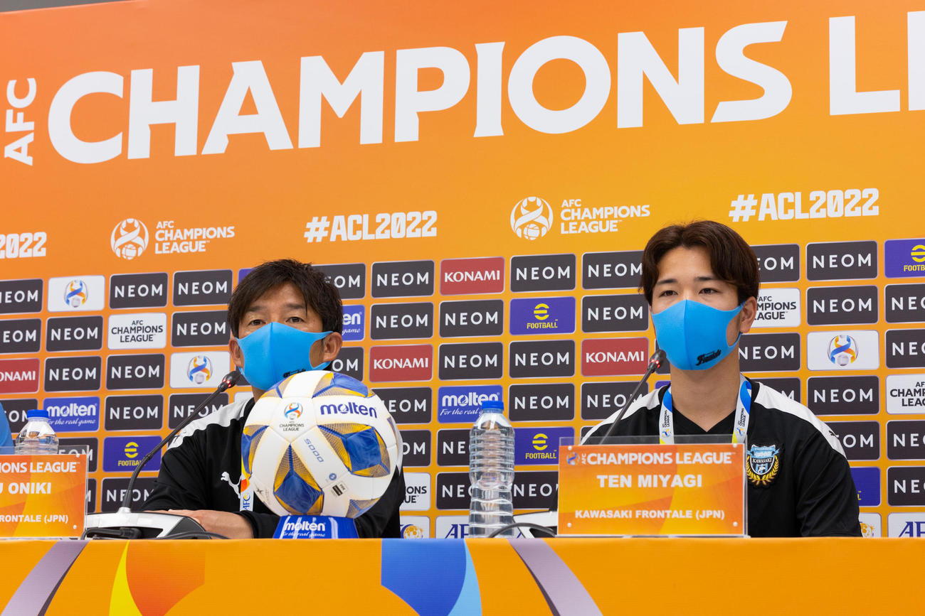 18日に行われるACL1次リーグ広州戦を前に、公式会見に臨む川崎フロンターレ鬼木監督（左）、FW宮城