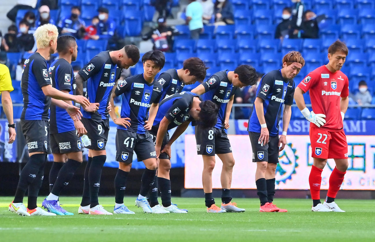G大阪対湘南　湘南に敗れ肩を落とすG大阪の選手ら（撮影・和賀正仁）