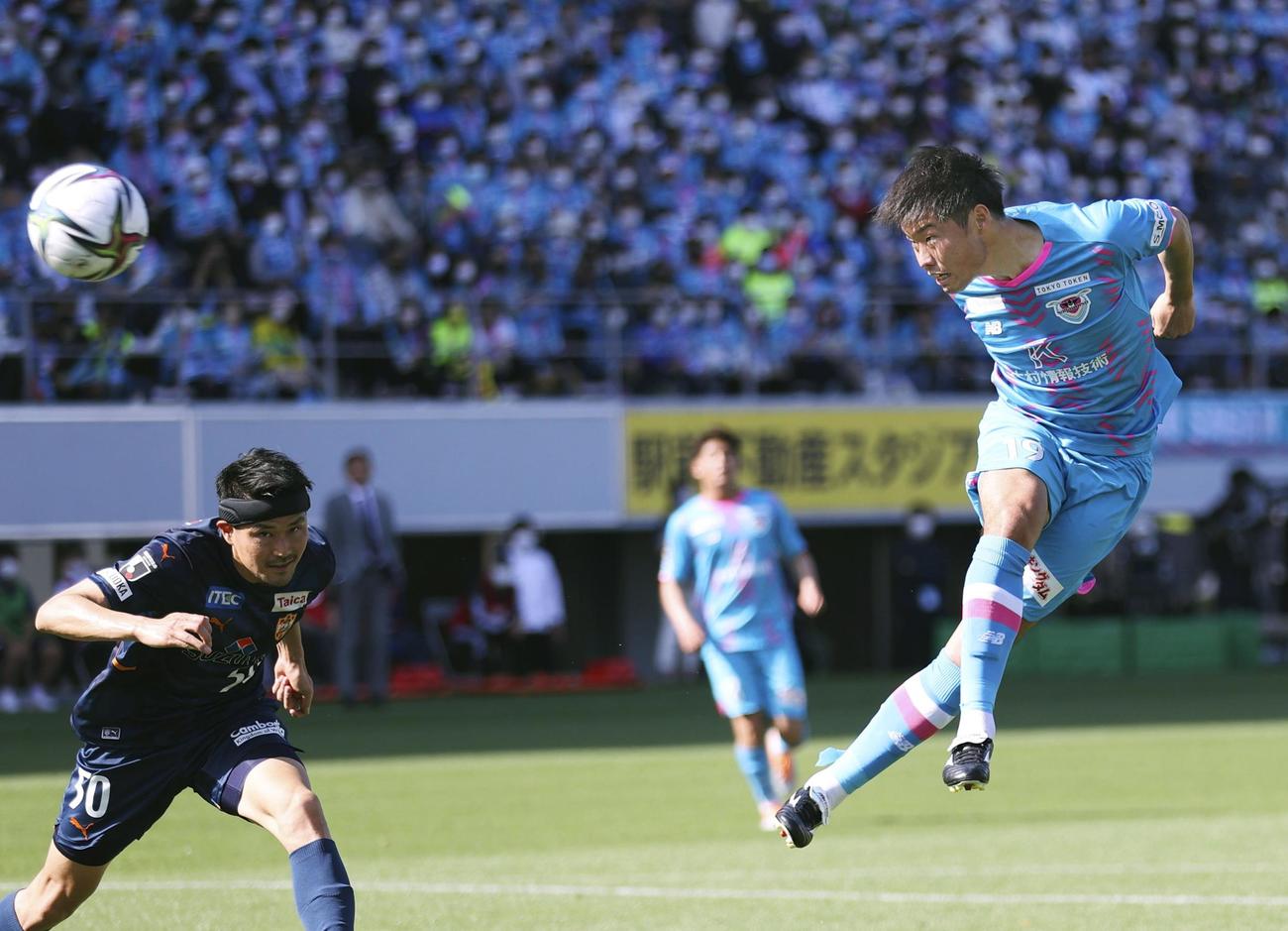 鳥栖―清水　前半、ヘディングシュートを放つ鳥栖・垣田（右）（共同）